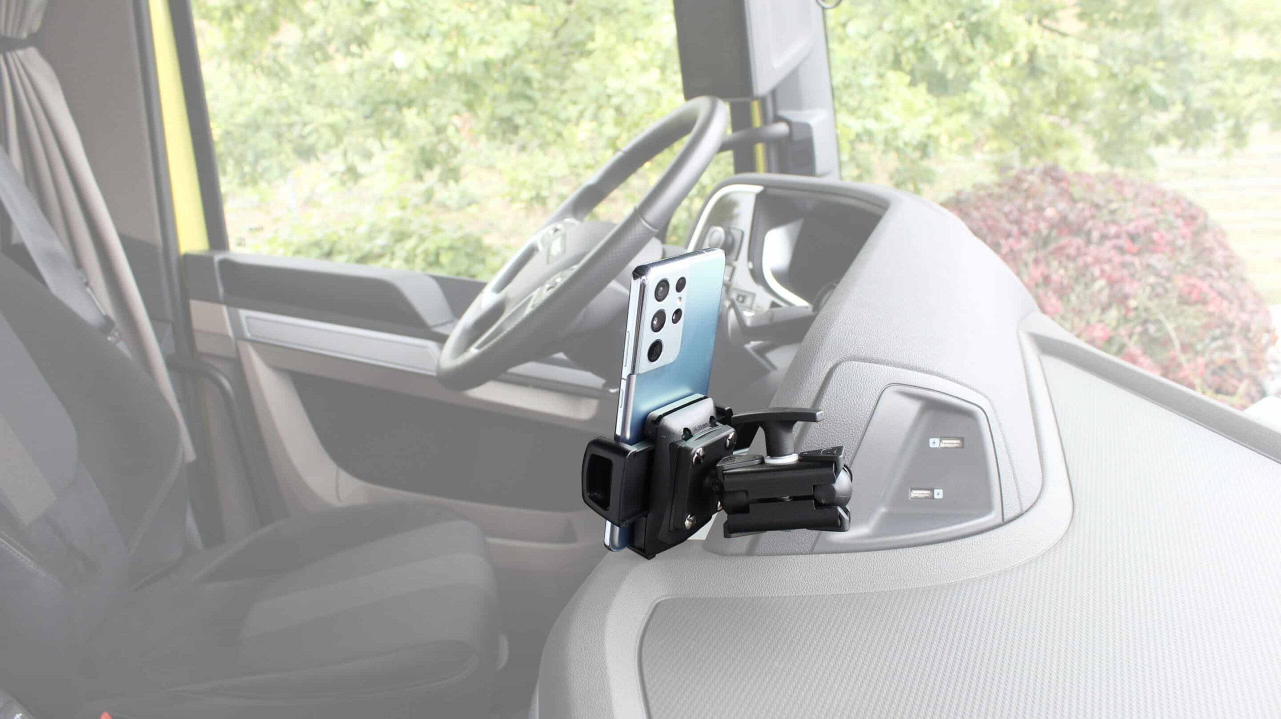 Display Einbauset für Tatra Phoenix ab Bj.´24 mit universaler Smartphonehalterung