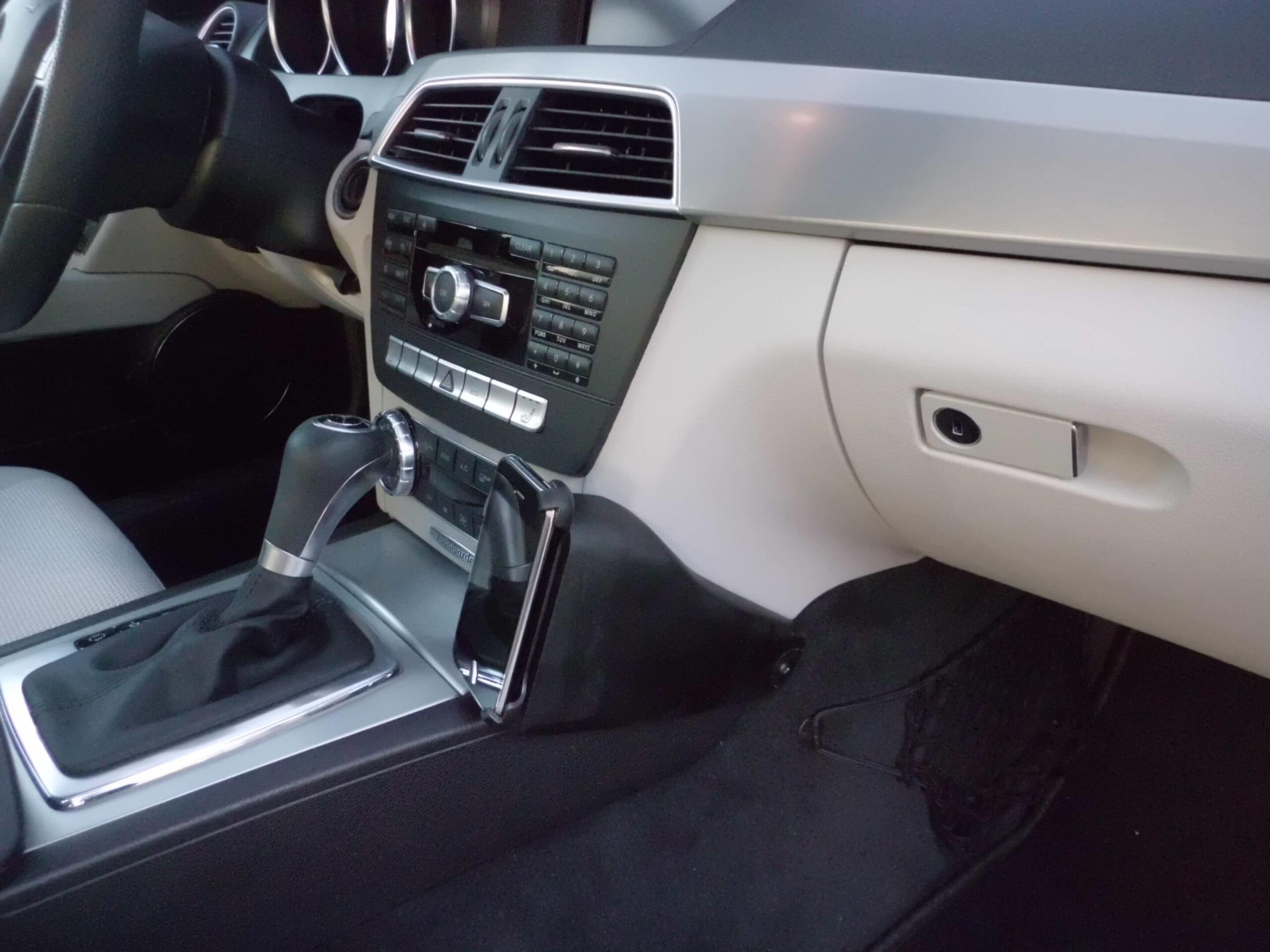 Funk/ Telefon-Halterung für Mercedes C-Klasse W204 Bj.´11-06/´15